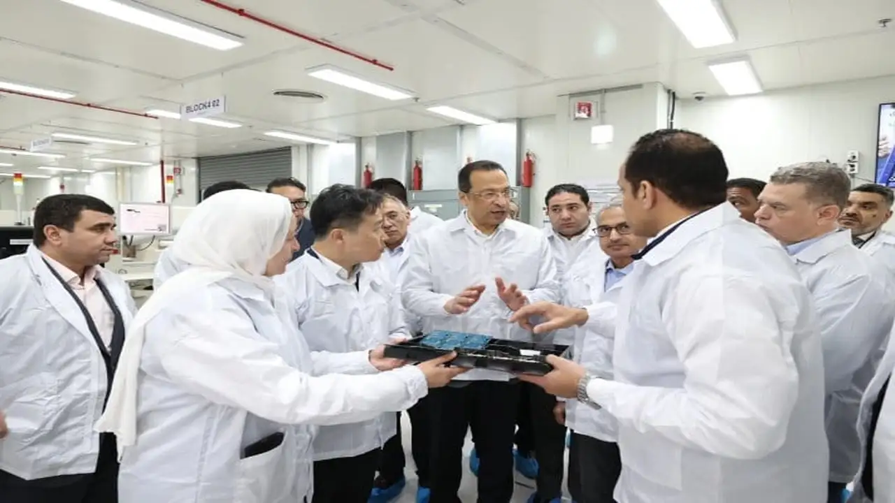 وزير الاتصالات يتفقد مصنع سامسونج للهواتف باستثمارات تصل إلى 100 مليون دولار